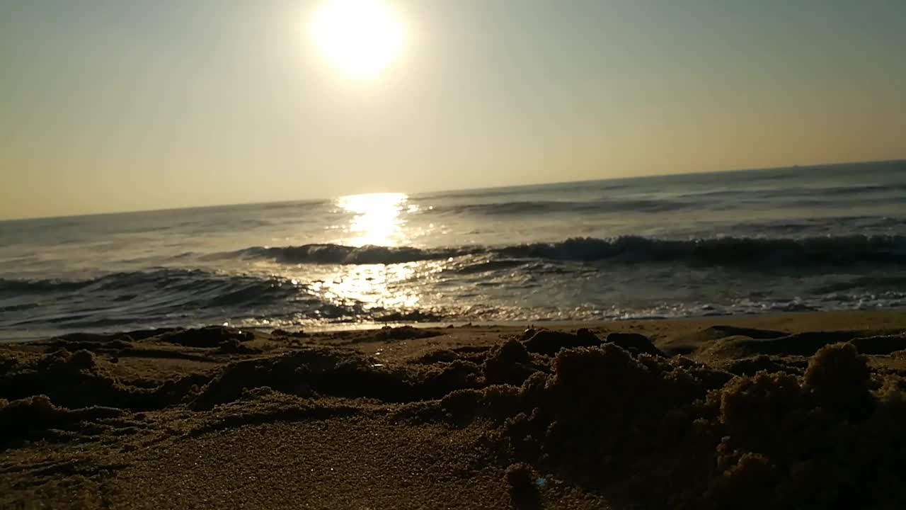 海面上的日出景观。海滩上金色的日出。海洋的日出。海面上的日出景观。海滩上金色的日出。橙色的日出。视频素材