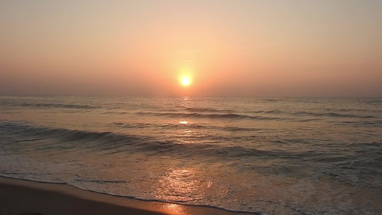 平静海洋上的日出。大西洋清晨的日出。海面上的日出景观。海滩上金色的日出。海洋的日出。海面上的日出景观。海滩上金色的日出。橙色的日出。视频素材