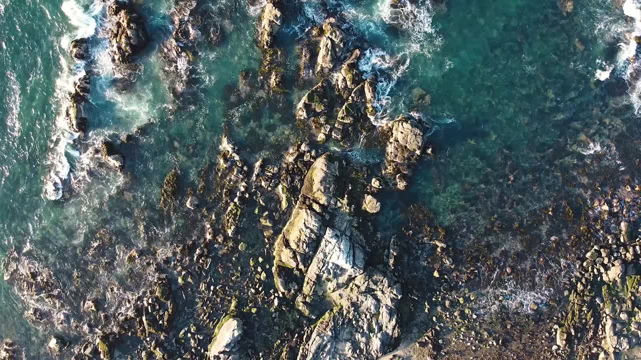 无人机拍摄的海浪撞击岩石，太平洋海岸视频素材