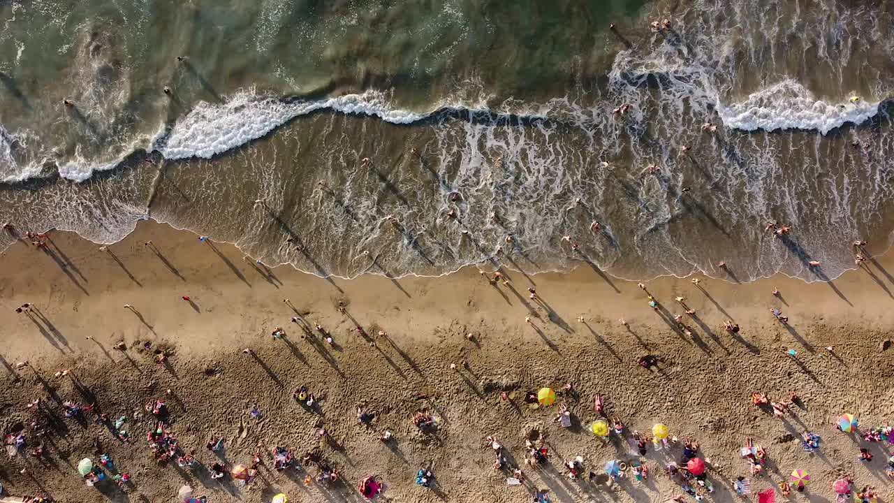 无人机拍摄的阿卡普尔科海滩在维纳德尔马。视频下载