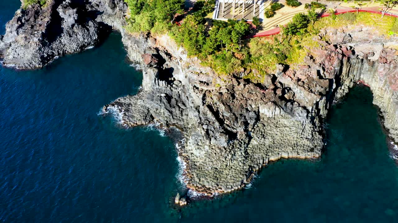 韩国济州岛大浦三山全里崖(柱状接头)/西浦浦西，济州岛视频素材