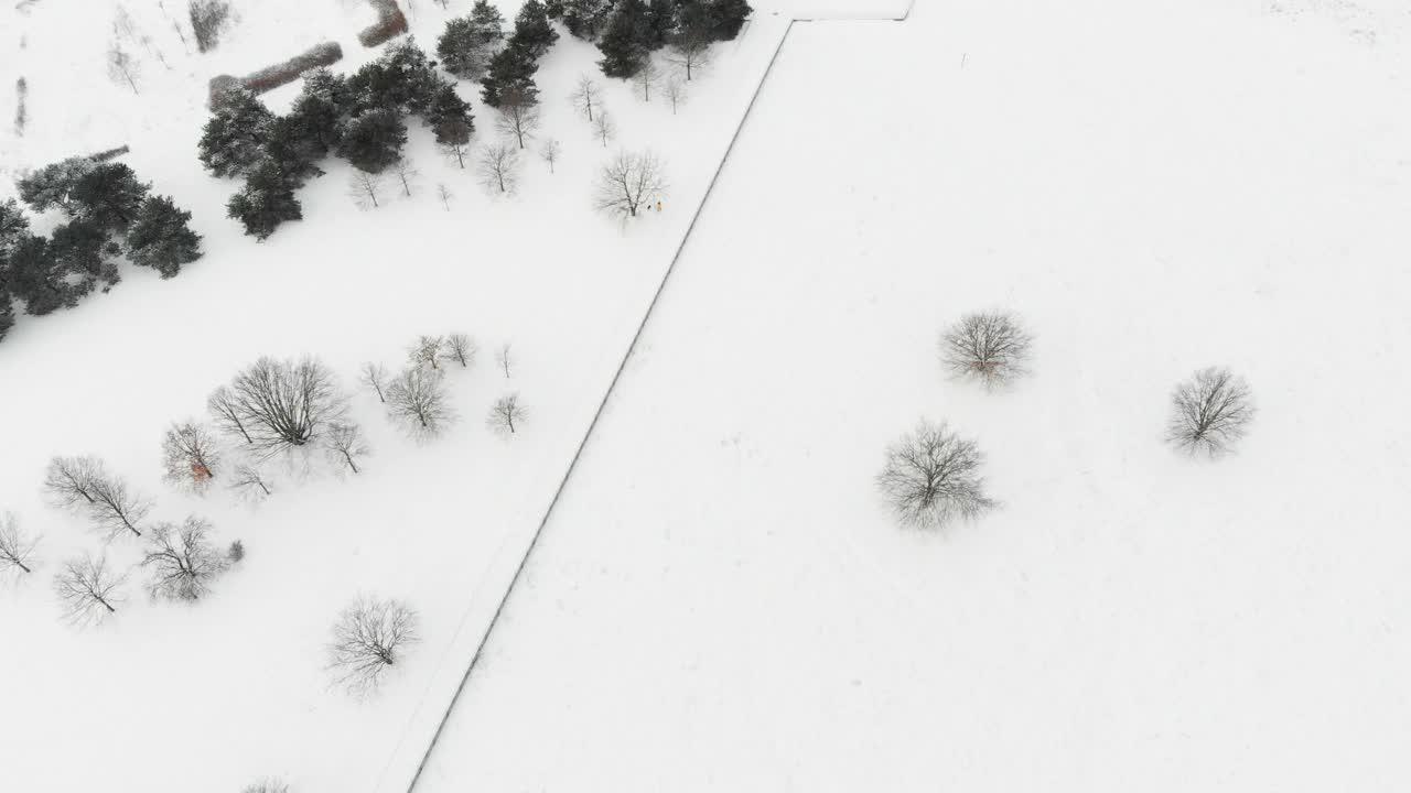 无人机拍摄的柏林阿德勒肖夫周围的降雪画面视频素材