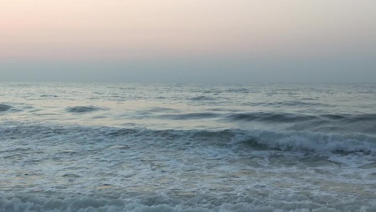 海面上的日落。金色的夕阳和黄色的阳光。视频素材