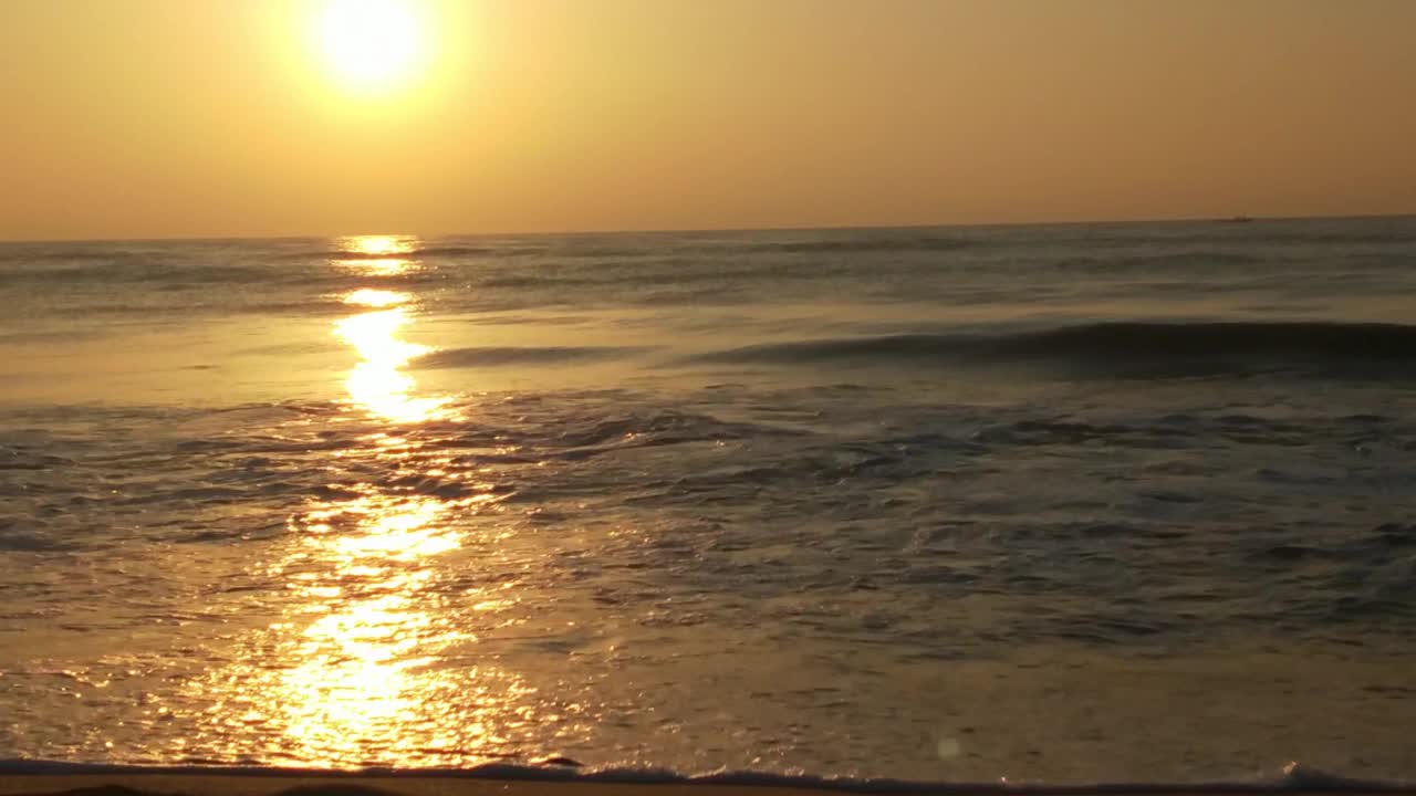 大西洋清晨的日出。平静海洋上的日出。《海边的日落》美丽的日落在海上。夕阳与海浪视频素材