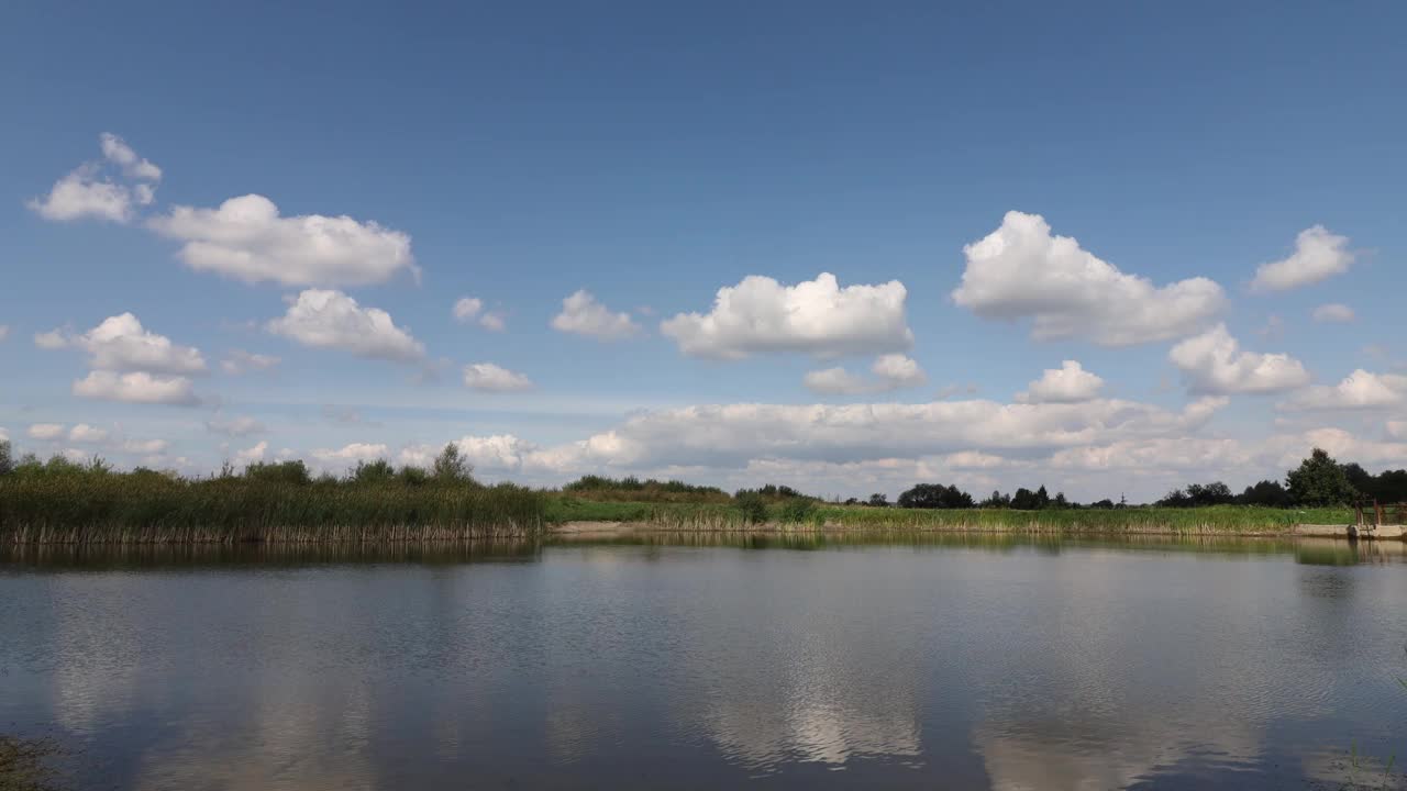 湖面上白云朵朵，夏日美景历久弥新视频素材