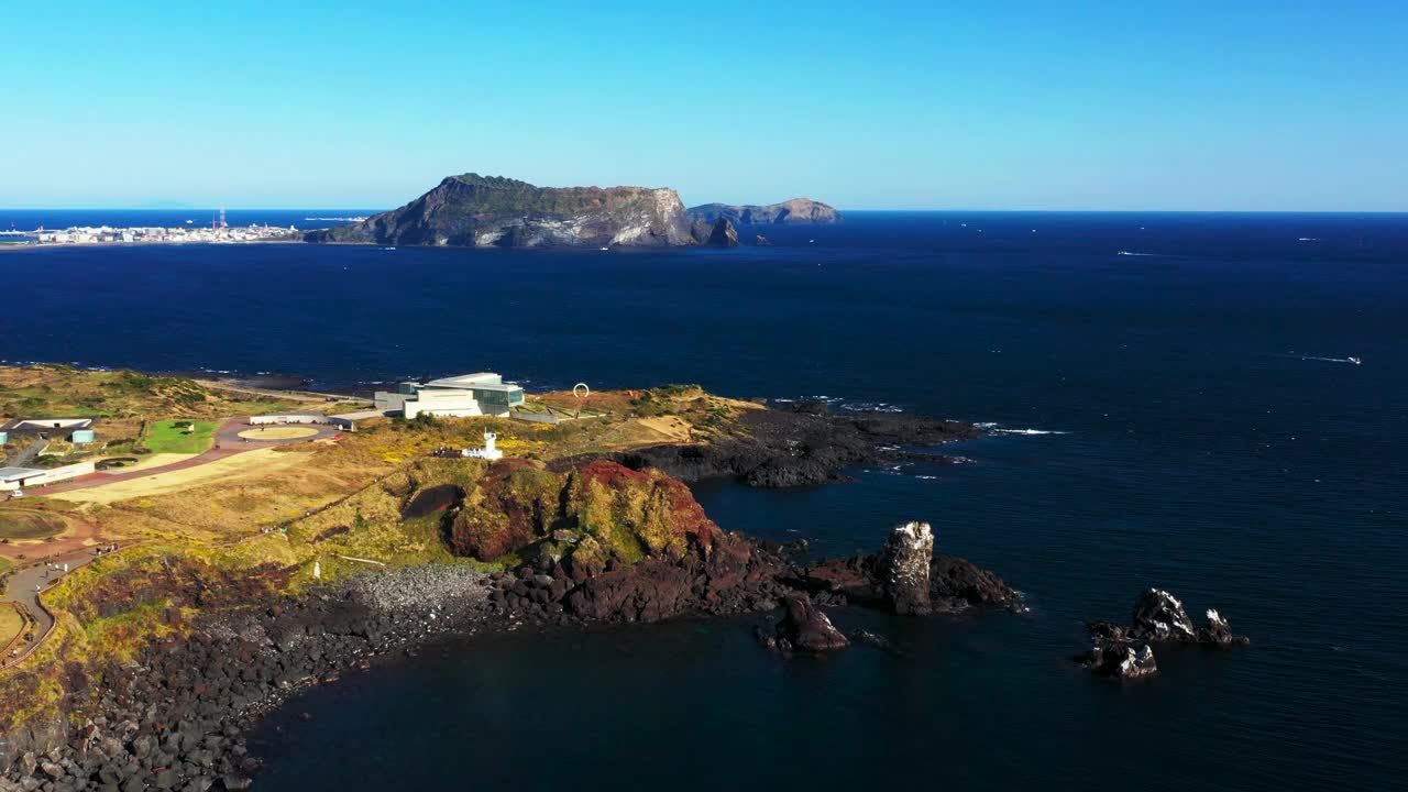 Seopjikoji海滩和Seongsan Ilchulbong峰在Seongsan县/ Seogwipo-si，济州岛，韩国视频素材