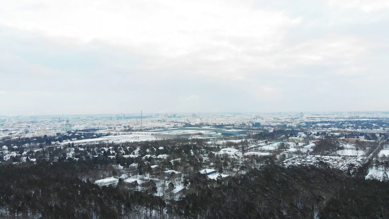 无人机拍摄的柏林图费尔斯堡周围的降雪景视频素材