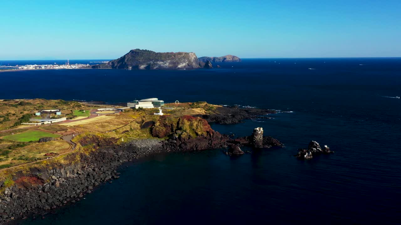 Seopjikoji海滩和Seongsan Ilchulbong峰在Seongsan县/ Seogwipo-si，济州岛，韩国视频素材