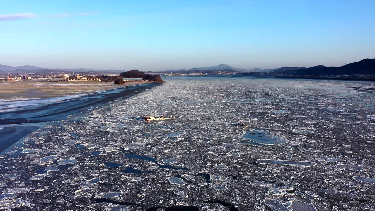 冬季的泥滩景色和冰上的渔船/仁川江花枪，韩国视频素材