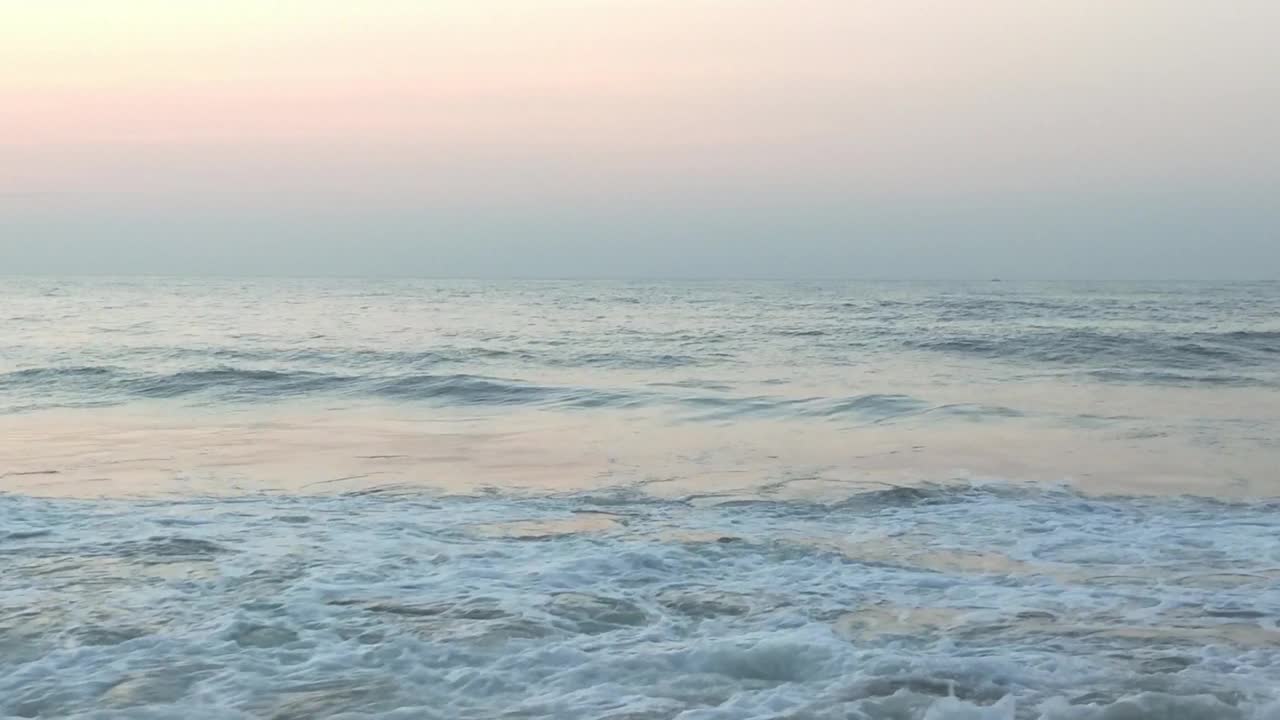 海面上的日落。金色的夕阳和黄色的阳光。视频素材