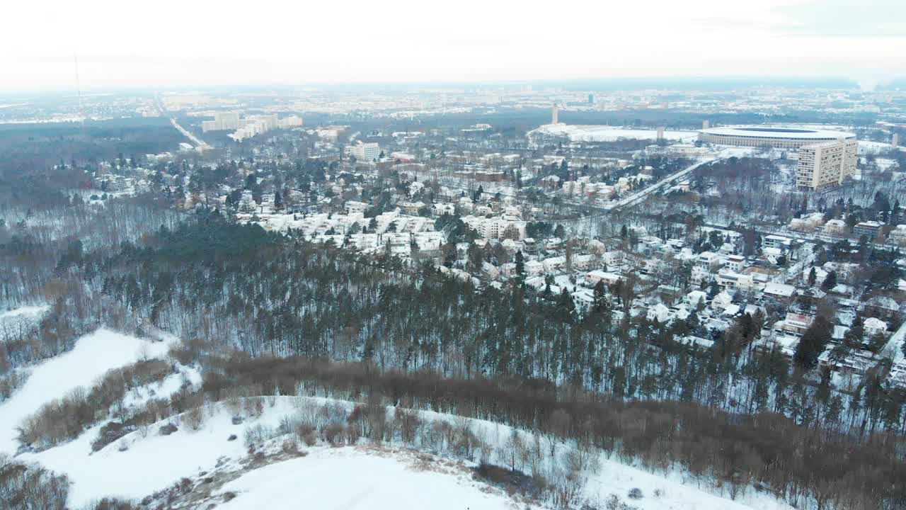 无人机拍摄的柏林图费尔斯堡周围的降雪景视频下载