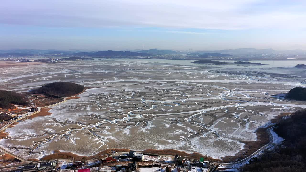 韩国仁川江华郡东堤岛泥滩的冬季景色视频素材