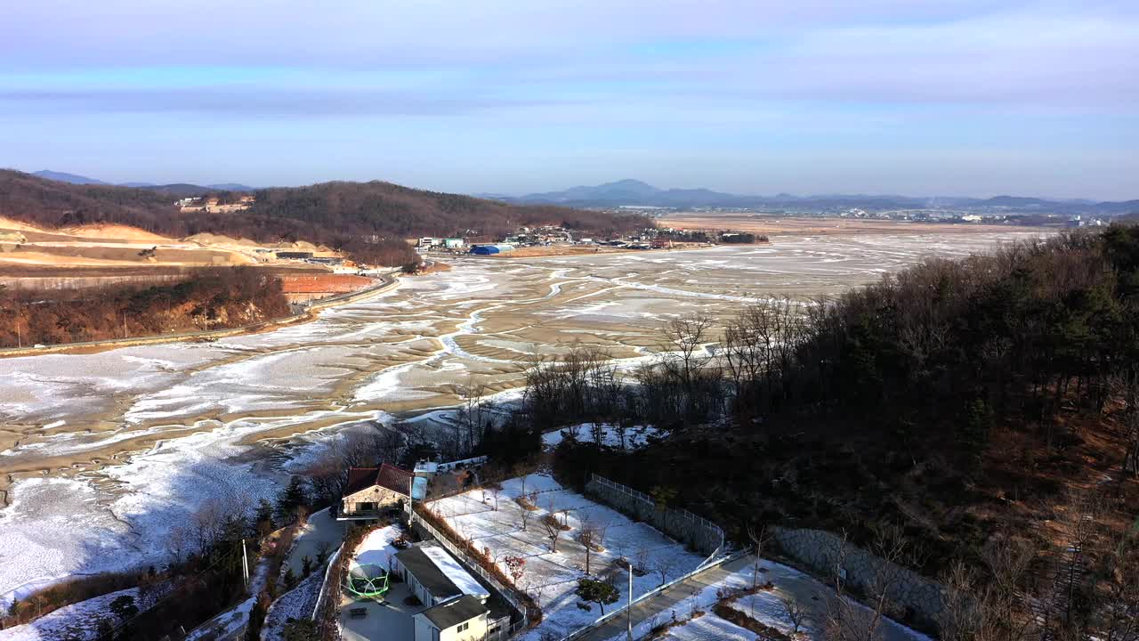 韩国仁川江华郡东堤岛泥滩的冬季景色视频素材