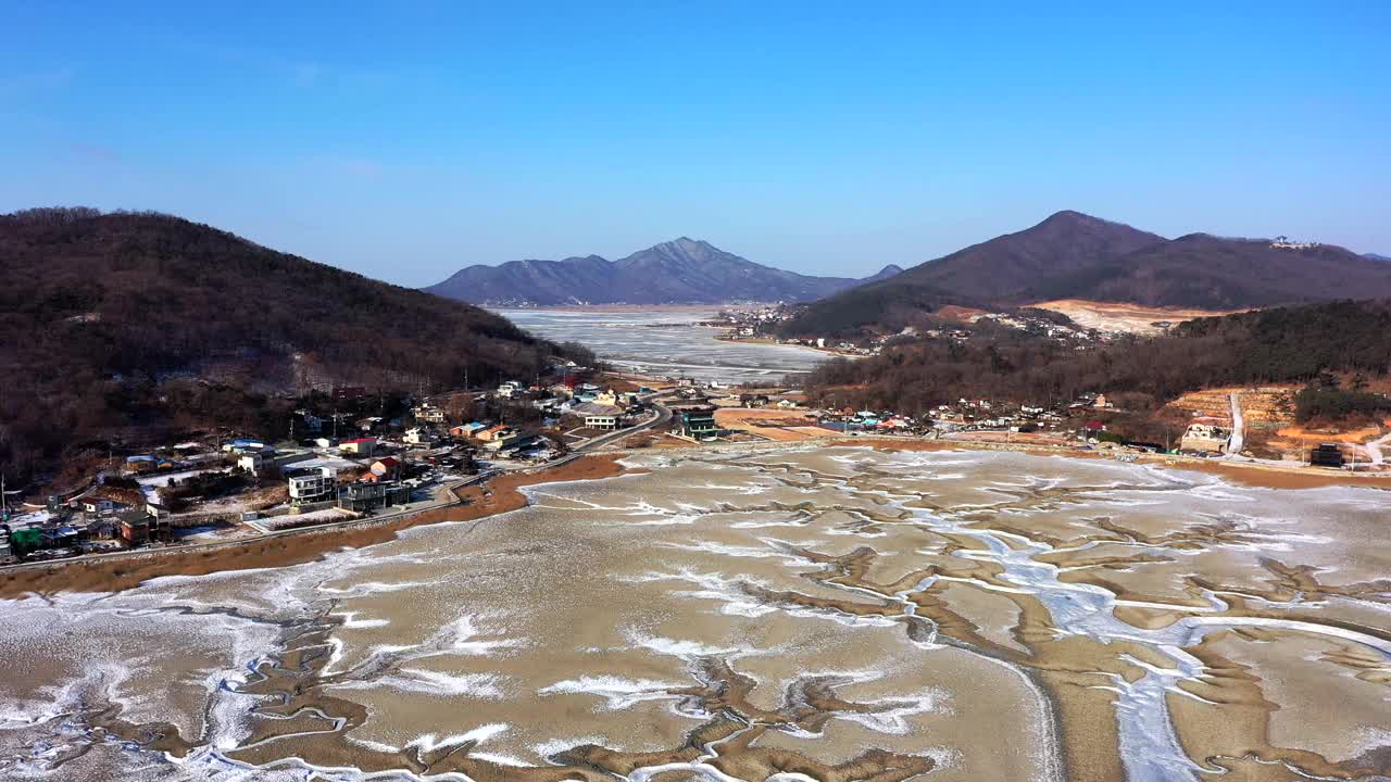 韩国仁川江华郡东堤岛泥滩的冬季景色视频素材