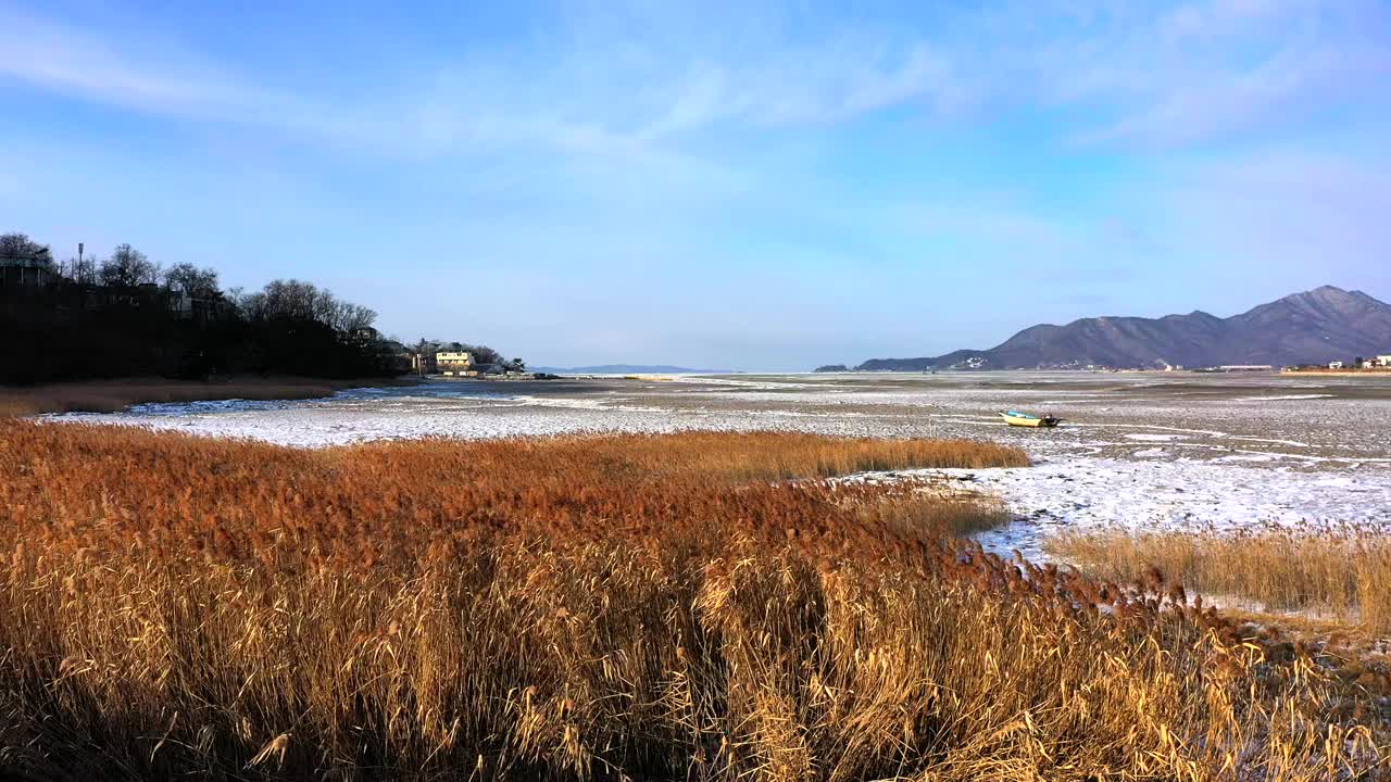 韩国仁川江华郡东堤岛泥滩的冬季景色视频素材