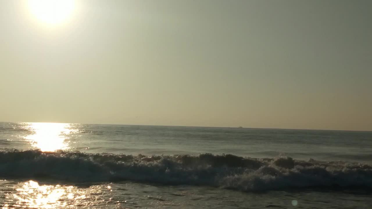 海面上的日落。金色的夕阳和黄色的阳光。视频素材