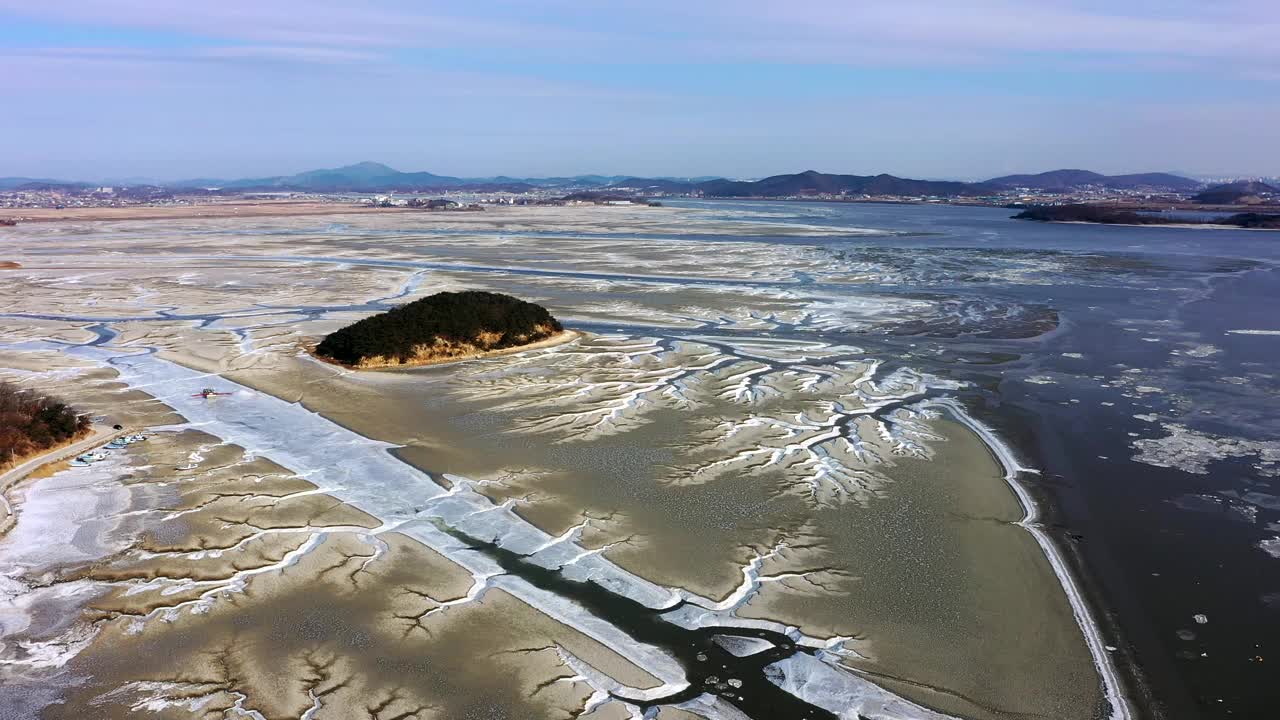 韩国仁川江华郡东堤岛泥滩的冬季景色视频素材