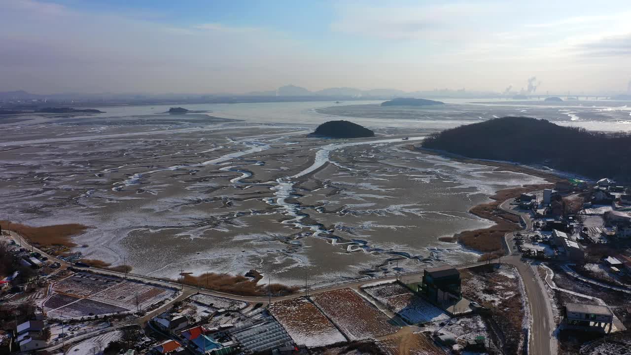 韩国仁川江华郡东堤岛泥滩的冬季景色视频素材