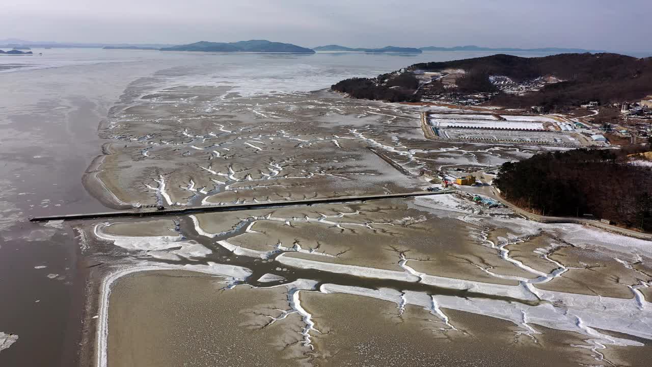 韩国仁川江华郡东堤岛泥滩的冬季景色视频素材