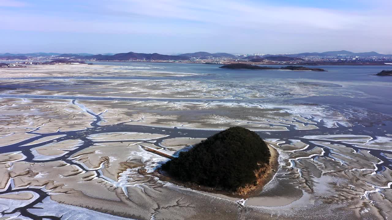 韩国仁川市，京畿道，江华郡，东堤岛和金浦市的泥滩冬季景色视频素材