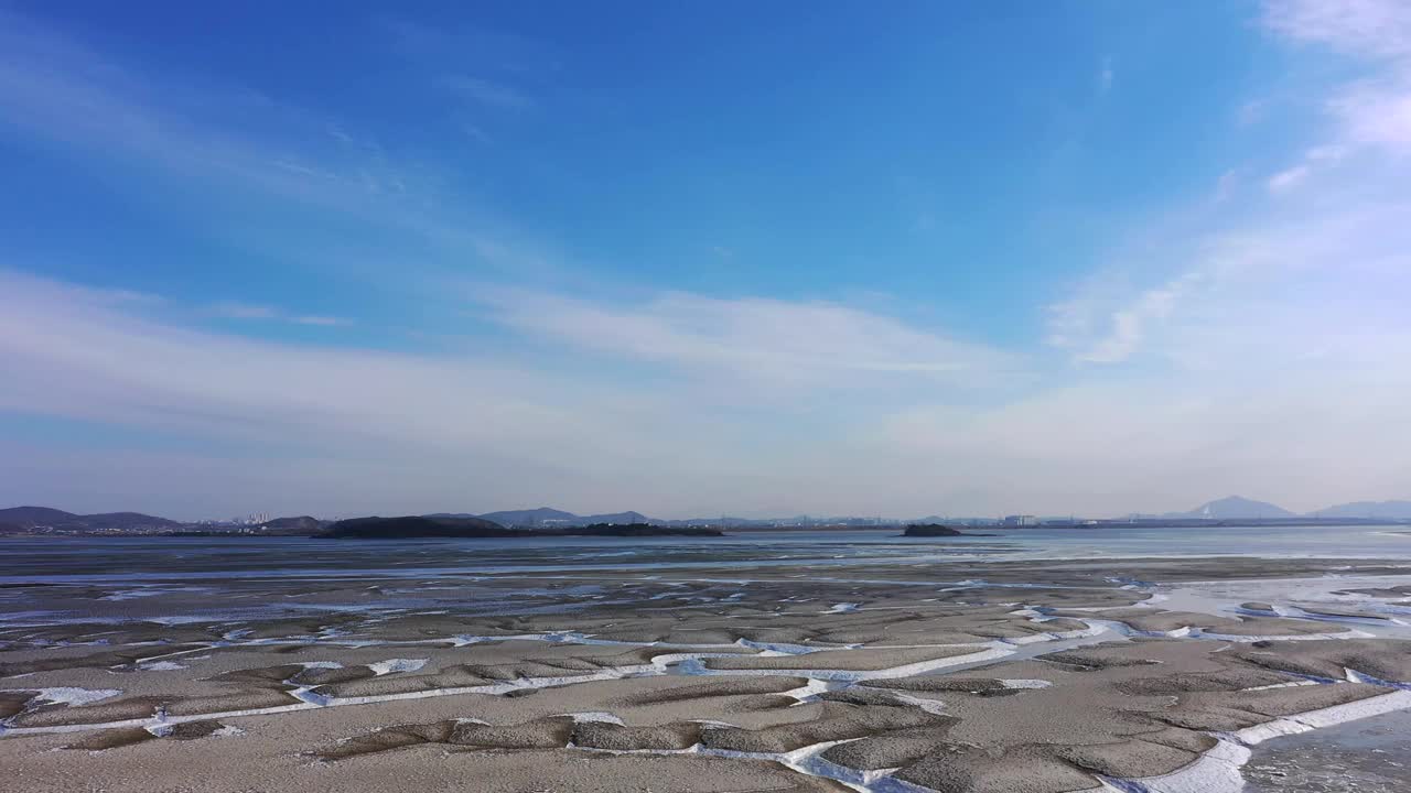 韩国仁川市，京畿道，江华郡，东堤岛和金浦市的泥滩冬季景色视频素材