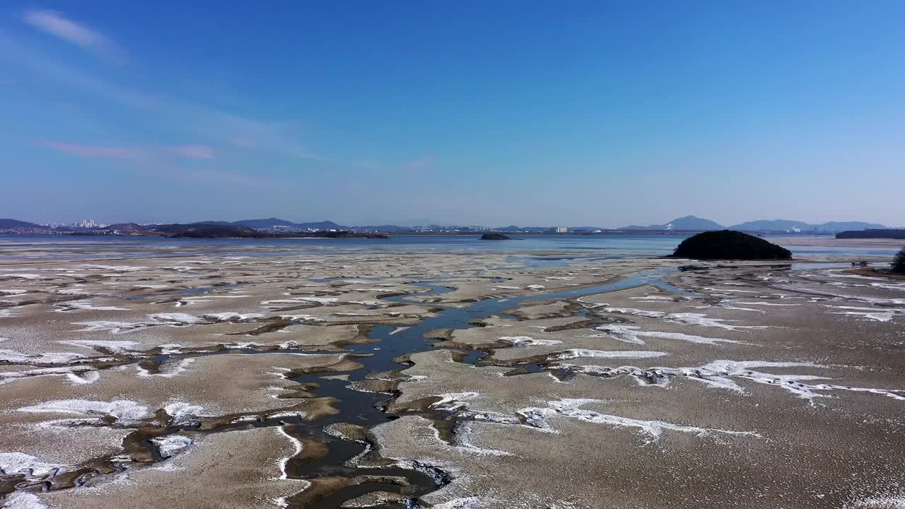 韩国仁川江华郡东堤岛泥滩的冬季景色视频素材