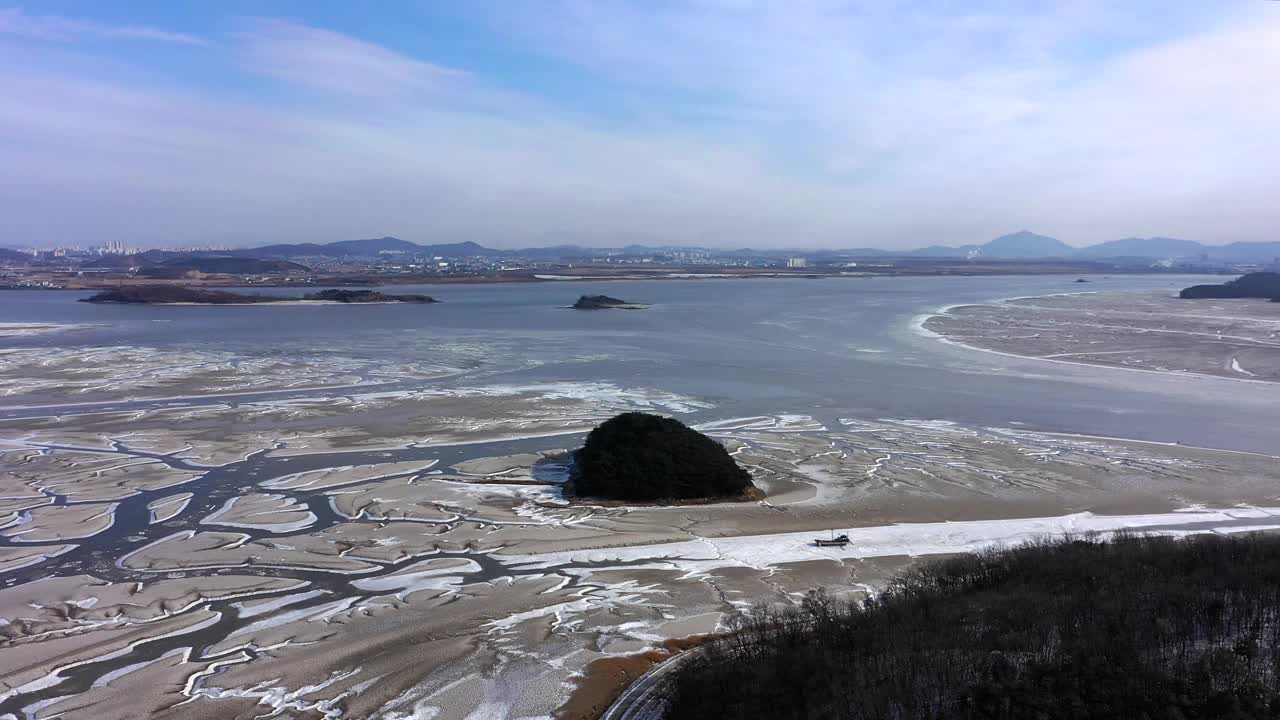 韩国仁川市，京畿道，江华郡，东堤岛和金浦市的泥滩冬季景色视频素材