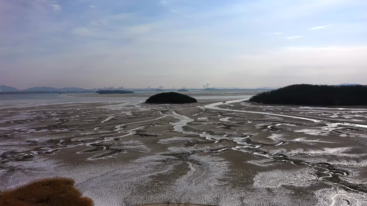 韩国仁川江华郡东堤岛泥滩的冬季景色视频素材