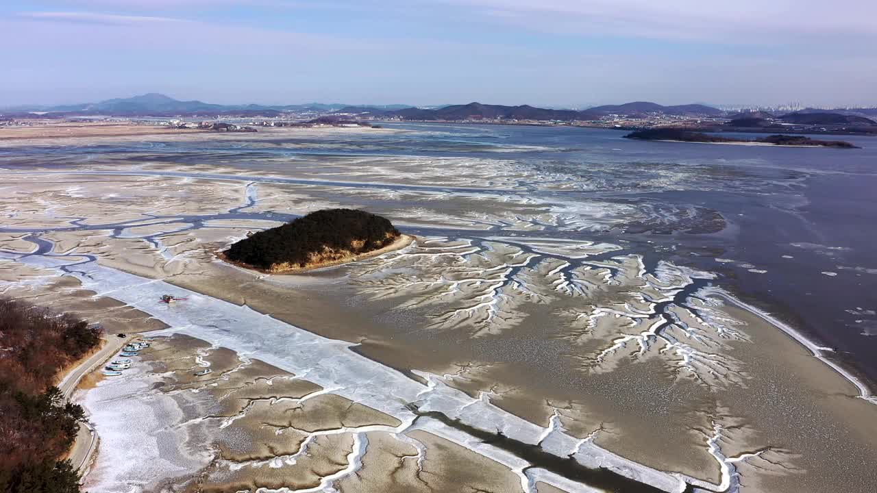 韩国仁川市，京畿道，江华郡，东堤岛和金浦市的泥滩冬季景色视频素材