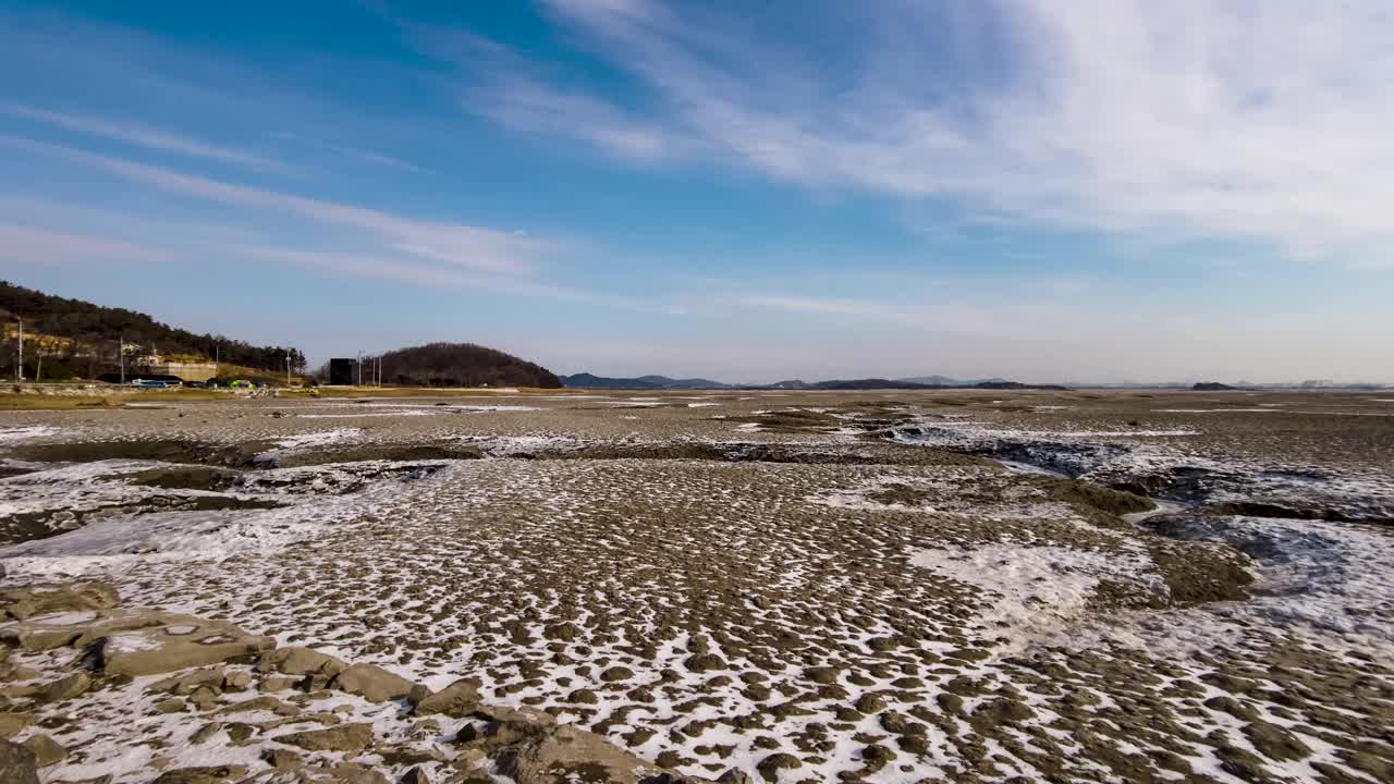 韩国仁川江华郡东堤岛泥滩的冬季景色视频素材