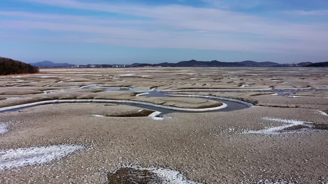 韩国仁川江华郡东堤岛泥滩的冬季景色视频素材