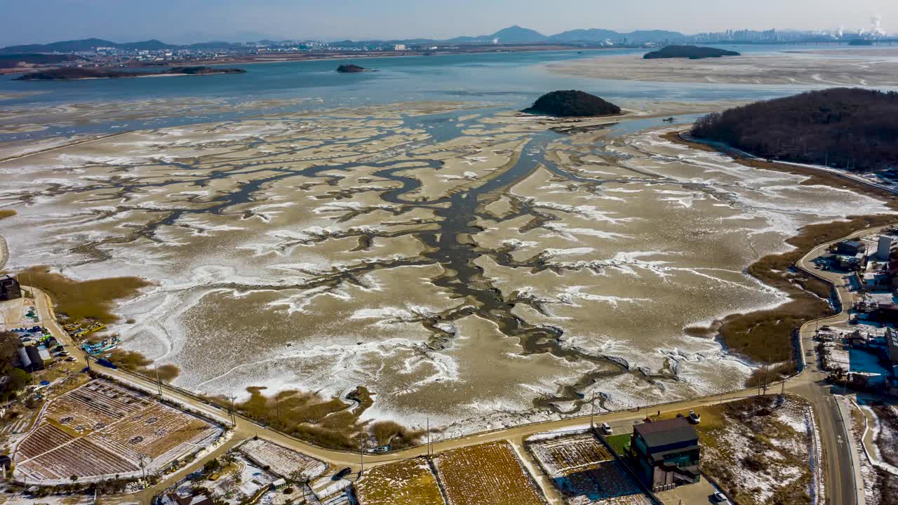 韩国仁川江华郡东堤岛泥滩的冬季景色视频素材