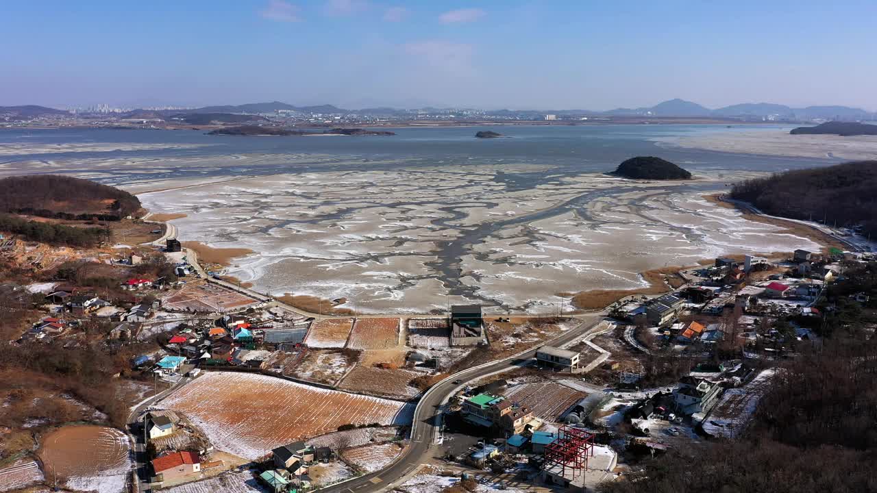 韩国仁川江华郡东堤岛泥滩的冬季景色视频素材