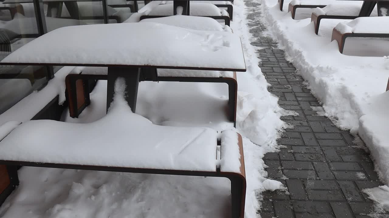 雪花飘落在餐厅的桌椅上睡着了视频素材