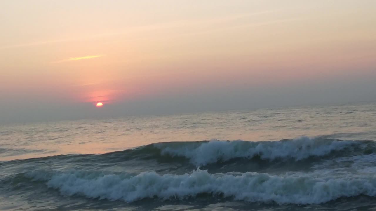 海面上的日落。金色的夕阳和黄色的阳光。视频素材