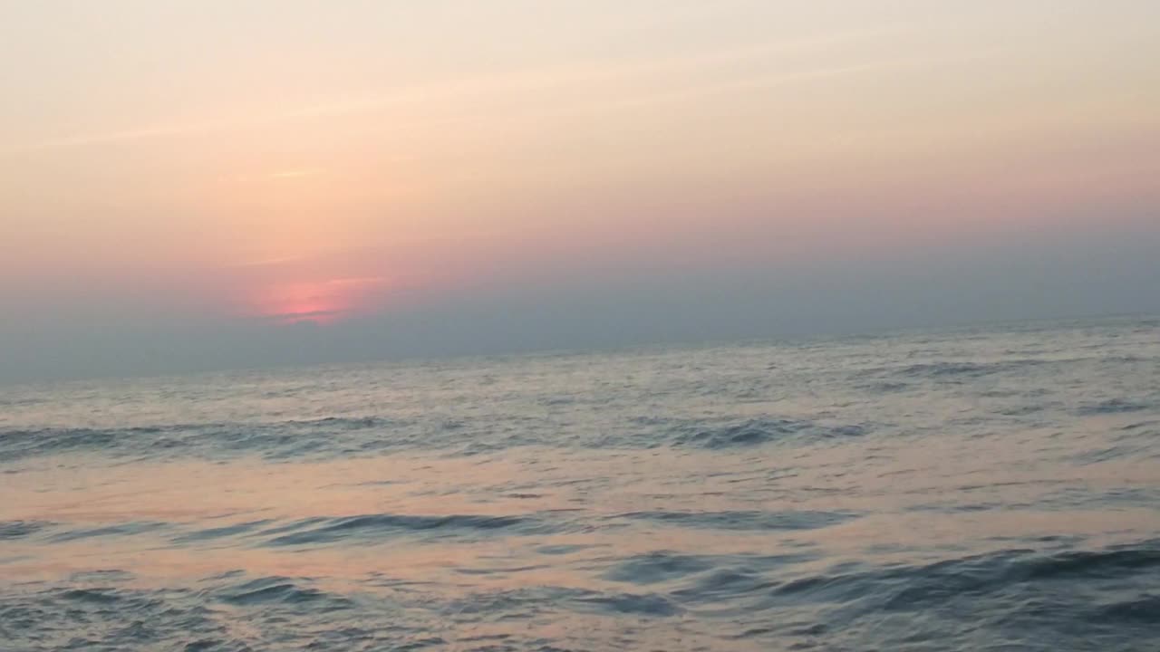 海面上的日落。金色的夕阳和黄色的阳光。视频素材