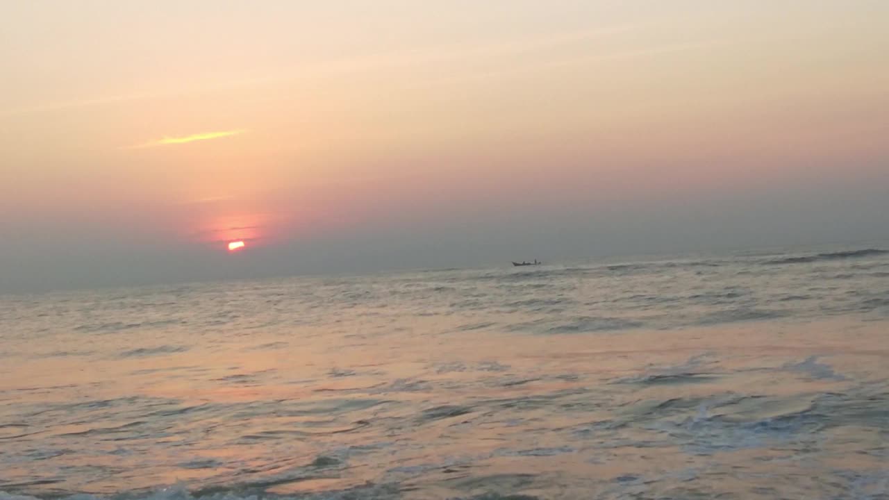 海面上的日落。金色的夕阳和黄色的阳光。视频素材