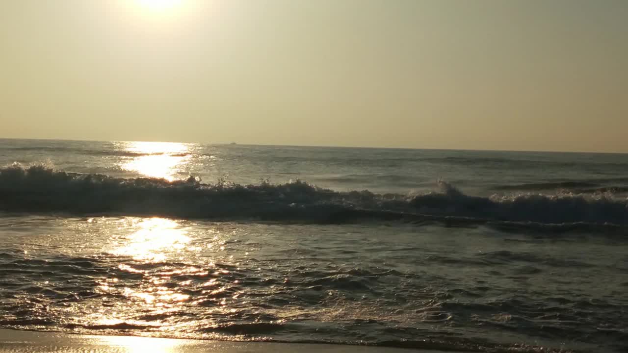 大西洋清晨的日出。平静海洋上的日出。《海边的日落》美丽的日落在海上。夕阳与海浪视频素材