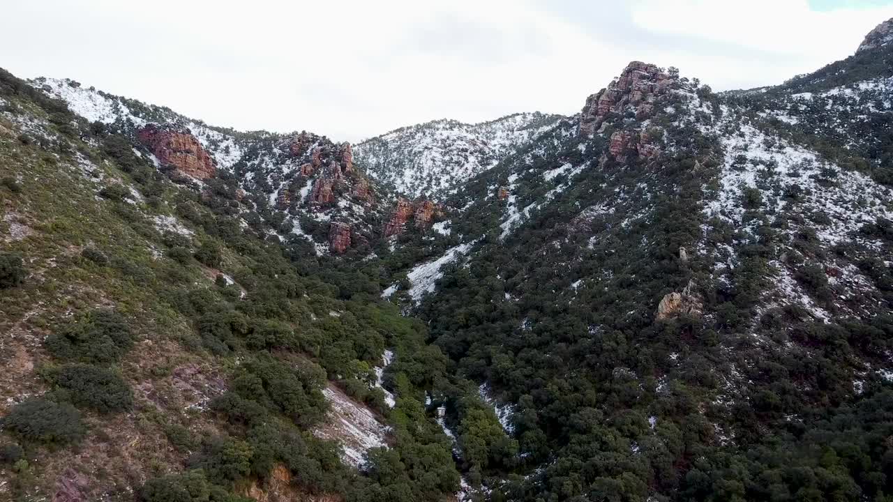 鸟瞰图与一些降雪山谷视频素材