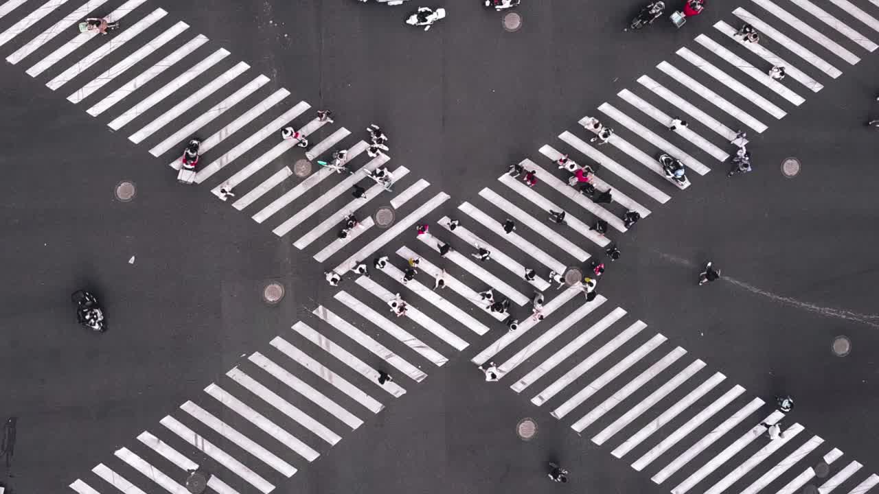 无人机视角的城市街道十字路口视频素材