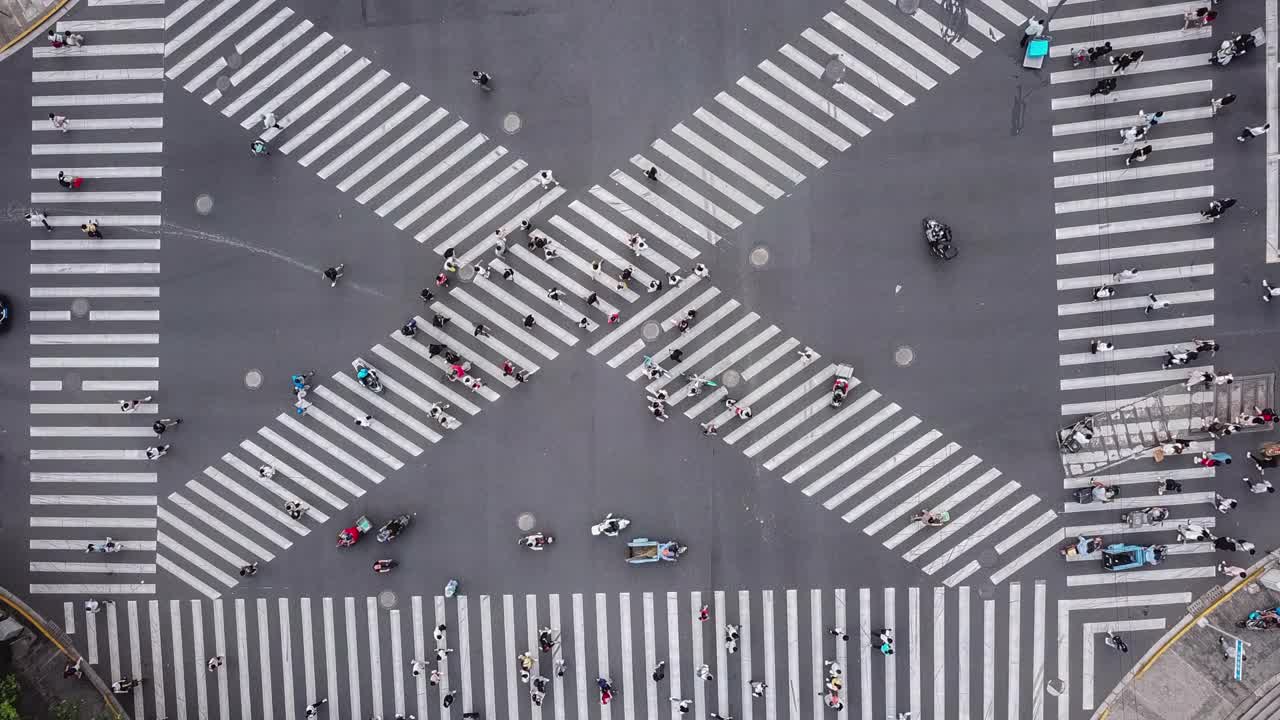 无人机视角的城市街道十字路口视频素材