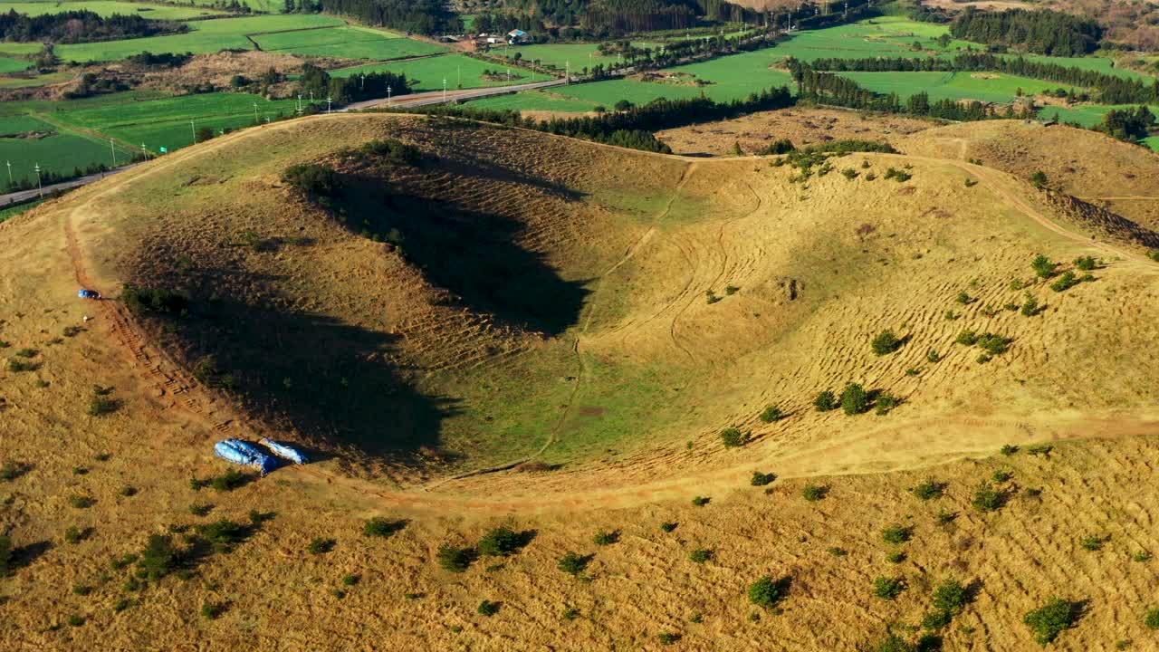 Yongnuni Oreum(寄生火山)，古日瓦县/济州岛济州市，韩国视频素材