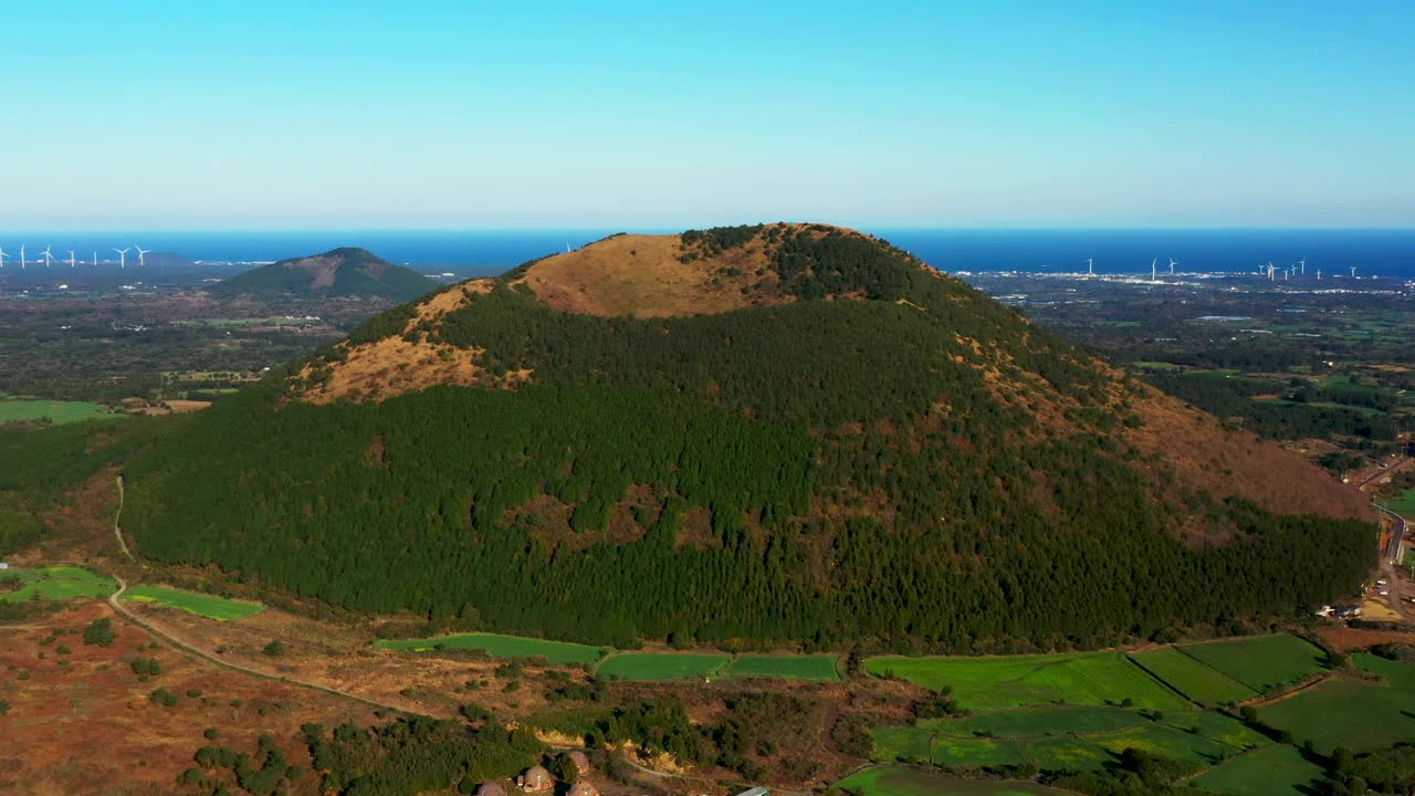 韩国济州岛济州岛古吉瓦县达郎swi Oreum(寄生火山)Wollangbong峰视频素材