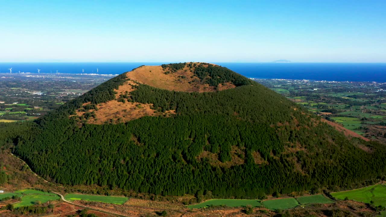 韩国济州岛济州岛古吉瓦县达郎swi Oreum(寄生火山)Wollangbong峰视频素材