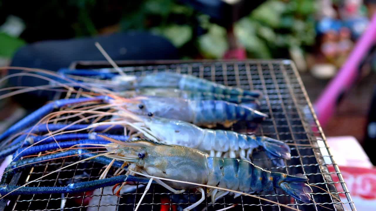 虾在烤架上或炉子上烤视频素材