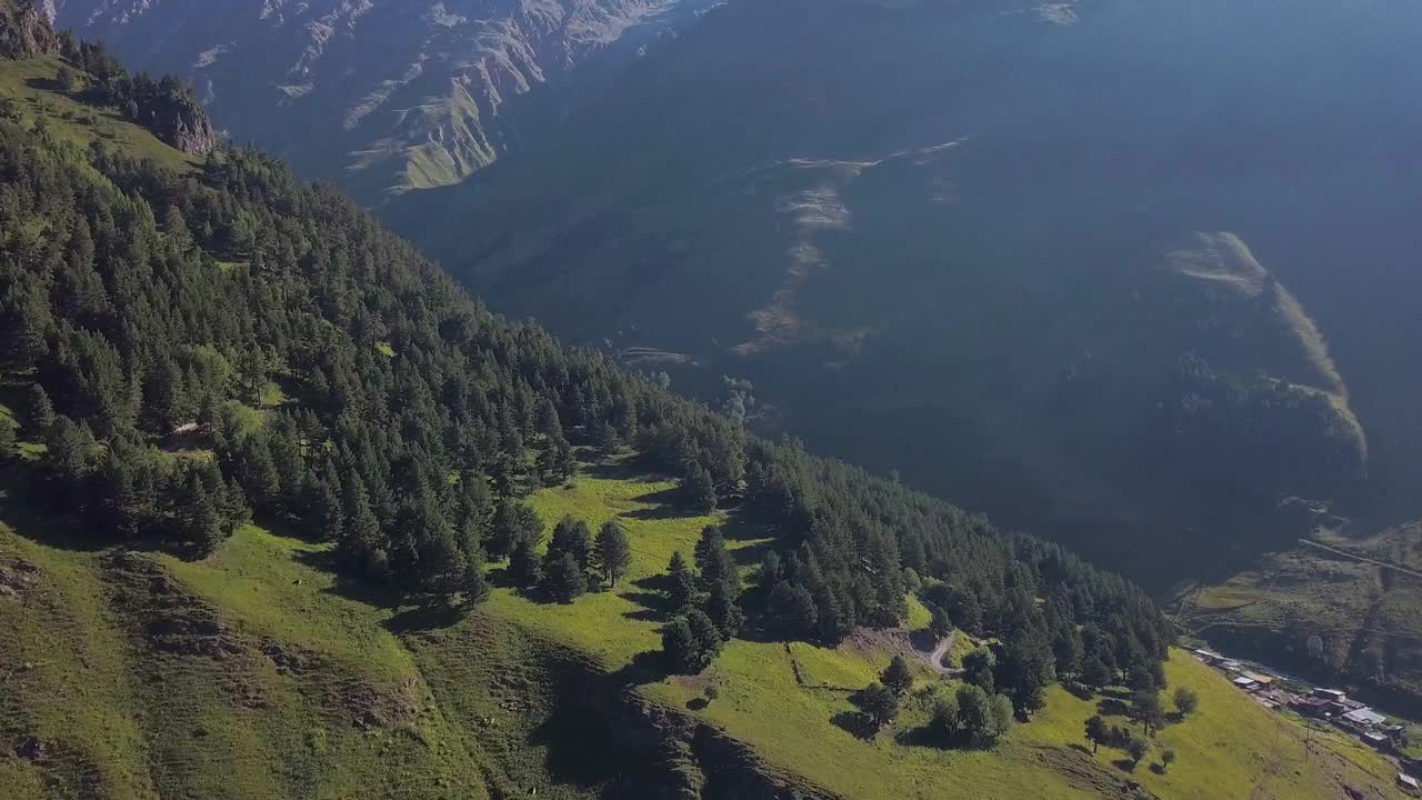 山顶上的山谷与岩石坡。夹。美丽的山景因岩石斜坡而令人叹为观止。山谷中有绿色的针叶林，可以看到岩石山峰视频素材