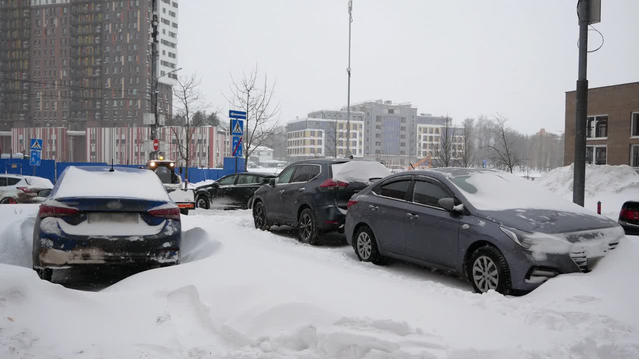 大雪，汽车和除雪设备视频下载