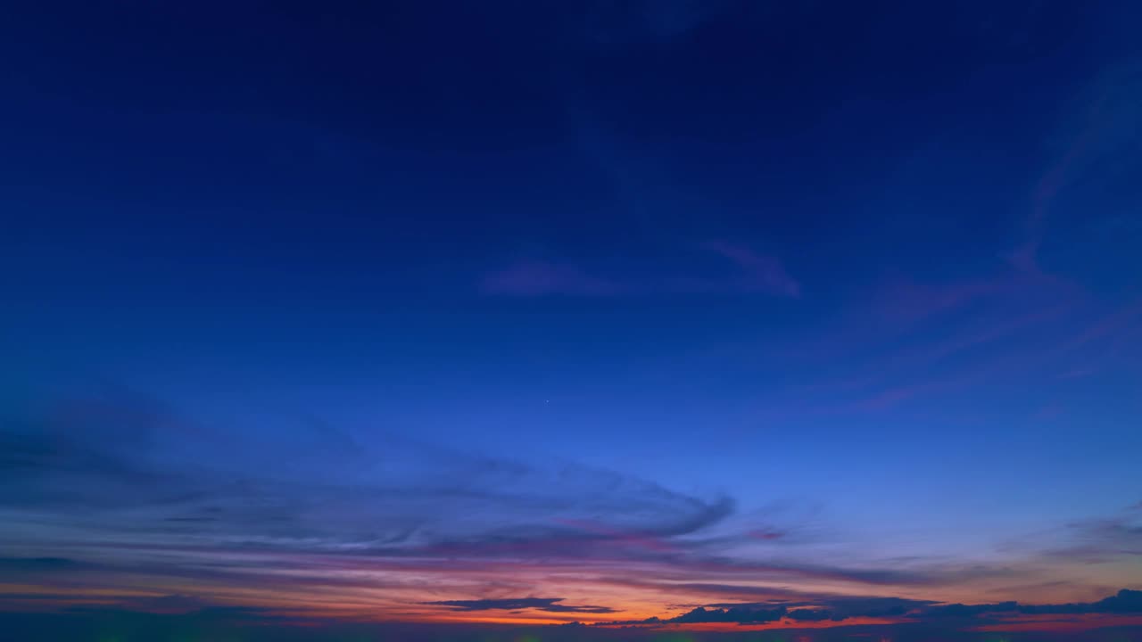 史诗般的热带云在日落或日出在海上时间推移太阳触及地平线红色的天空在黄金时间令人惊叹的海景海洋海滩日落太阳在旋转云奇妙的自然日落视频素材