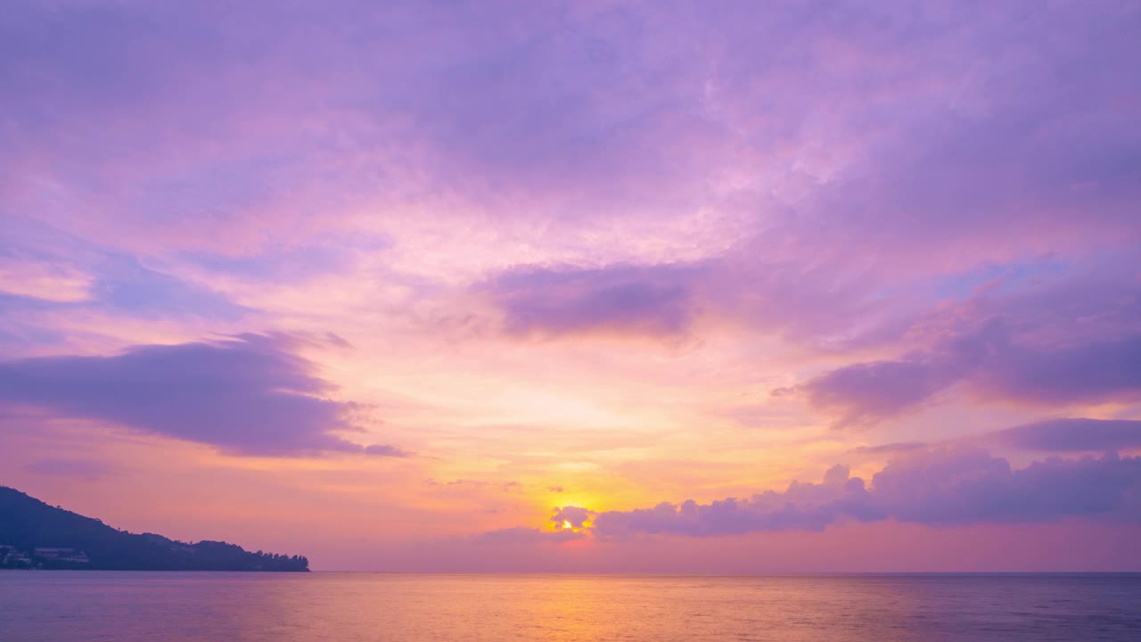 史诗般的热带云在日落或日出在海上时间推移太阳触及地平线红色的天空在黄金时间令人惊叹的海景海洋海滩日落太阳在旋转云奇妙的自然日落视频素材