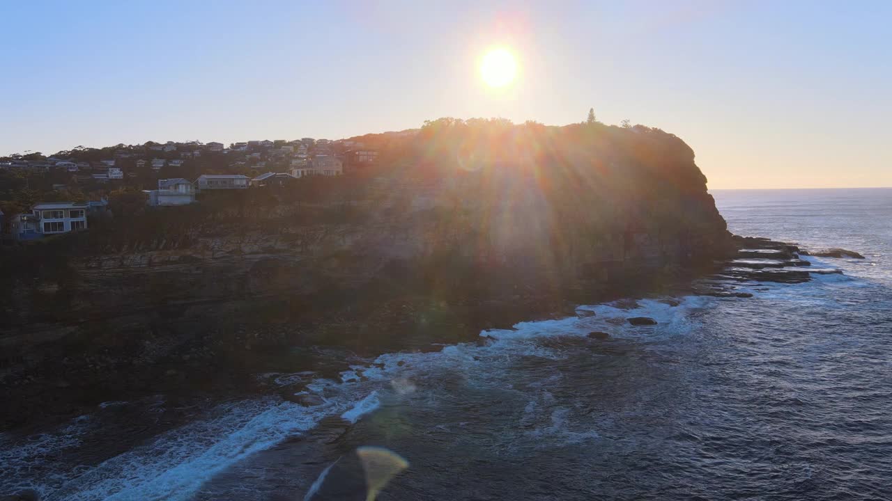 澳大利亚新南威尔士州中部海岸Avoca海滩周围的海景和村庄视频素材